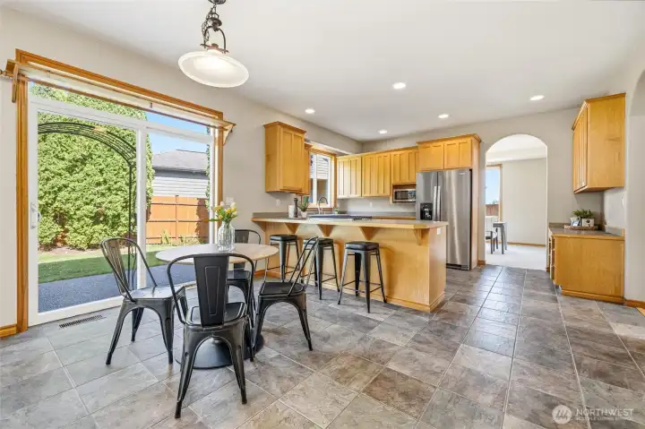 Breakfast Bar and additional Eating Space