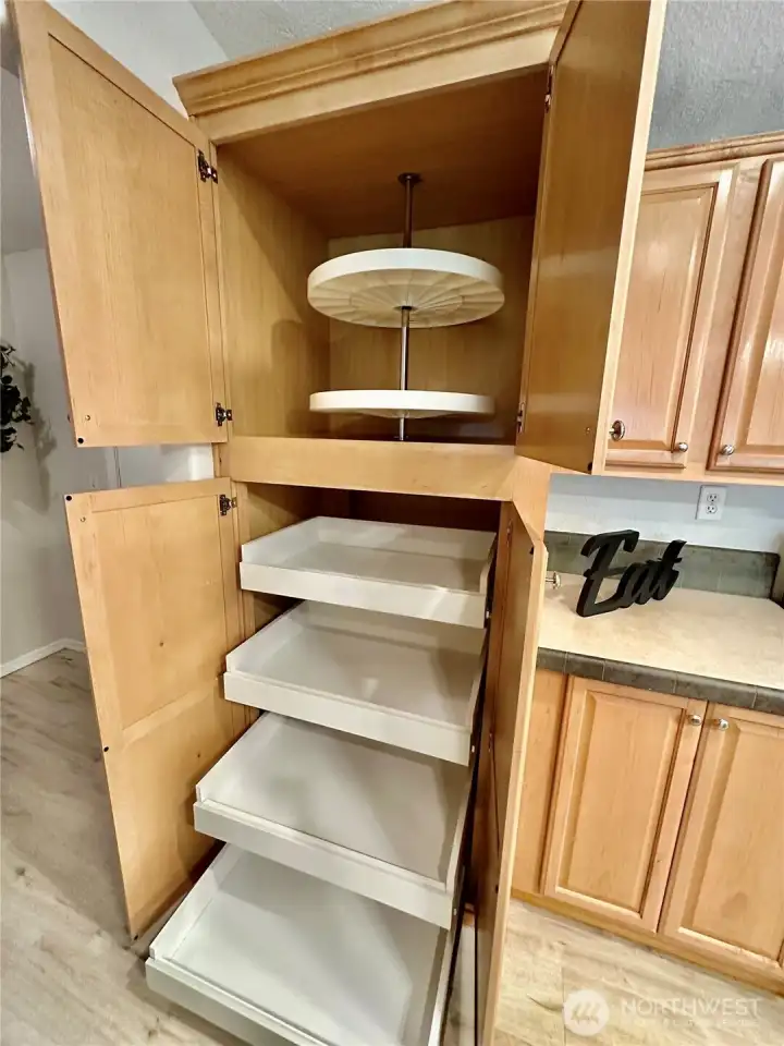 Look at this great pantry storage...complete with pull out shelves and Lazy Susan.