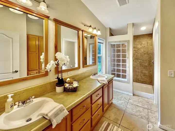 Lovely primary bath with double sinks, separate water closet, full tile walk-in closet and linen cabinets.
