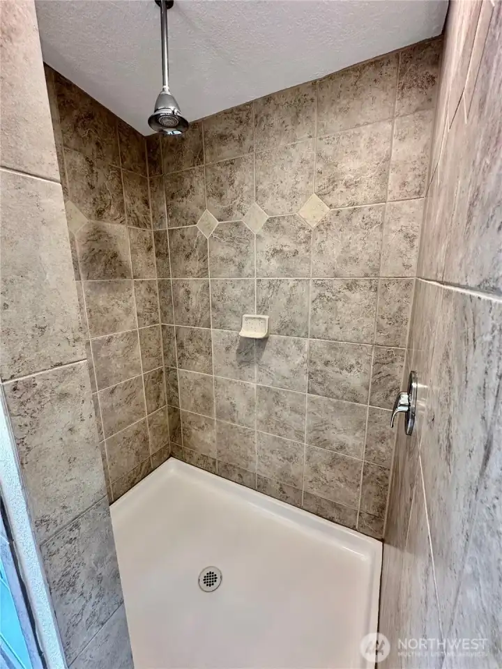 The large primary shower features full till surround.