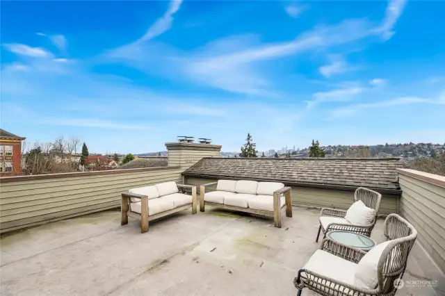 Ascend to the 5th floor to access the community rooftop deck with views of Lake Union, Downtown Seattle, & the Cascade mountains.