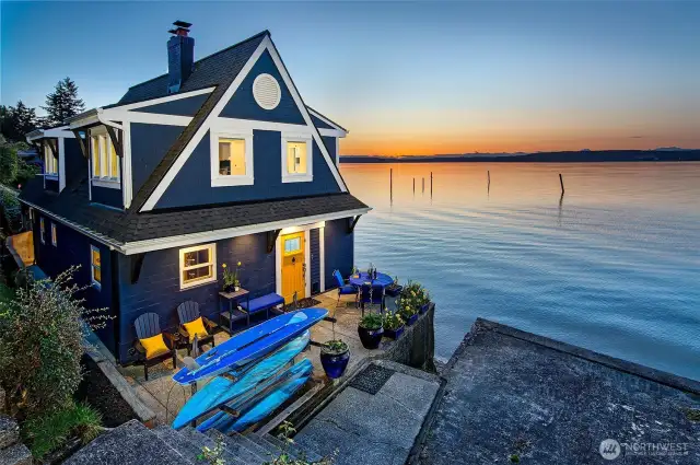 Welcome to the Beach Cottage on Caledonia Cove—where golden sunsets greet you at the door, kayaks await morning paddles, and evenings unfold with oysters, laughter, and the sound of the sea just beyond your table.