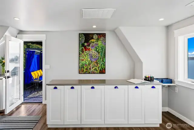 Upstairs, light pours into a versatile landing—ideal as a studio, workspace, or breezy gallery wall. Just outside, the Soundscape Lounge and stargazing deck await, tucked under the open sky.