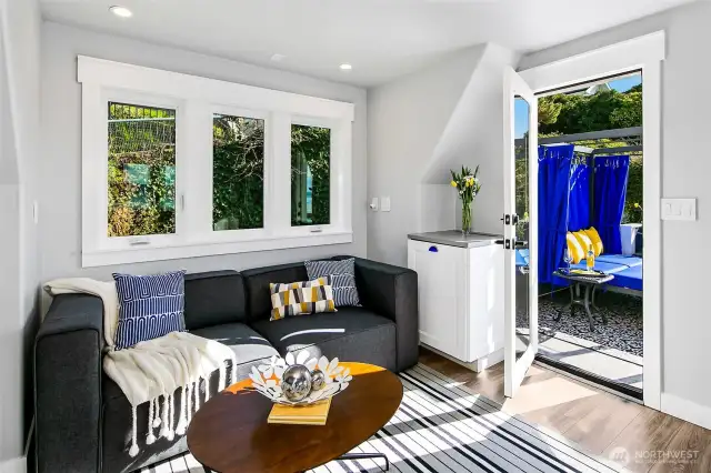 Slide open the doors to the Soundscape Lounge, where morning coffee turns into afternoon lounging and indoor comfort blends seamlessly with outdoor calm. A space to relax, reconnect, and breathe it all in.