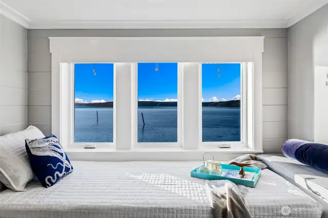 Framed in stillness, the window seat becomes a sanctuary—ideal for daydreams, sketchbooks, or sunrise tea. Watch the tide roll in, the clouds drift by, and let the moment stretch.