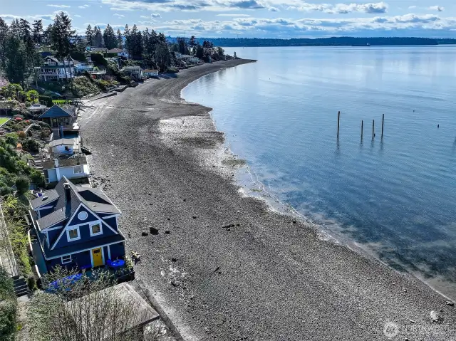 Tucked into a demi-acre haven on Caledonia Cove, the Beach Cottage claims 65 feet of private tidelands—where clams wait at low tide, harbor seals glide by at dusk, and the salt air carries stories of steamboats and summer nights.