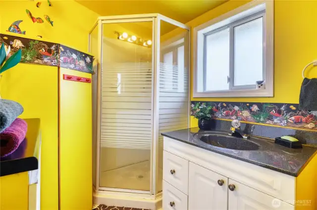 Cheery bathroom in guest cottage