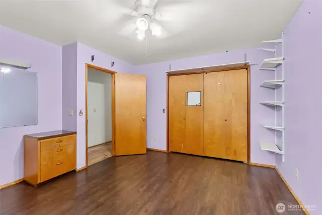 Bedroom with laminate floring