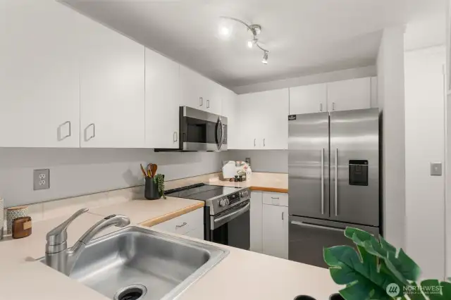 Kitchen w SS appls