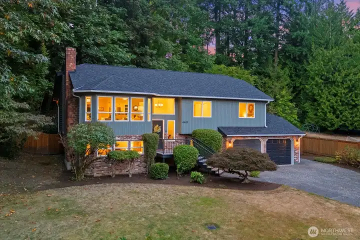 Gorgeous, spacious custom home set at the end of a quiet cul de sac in LFP!