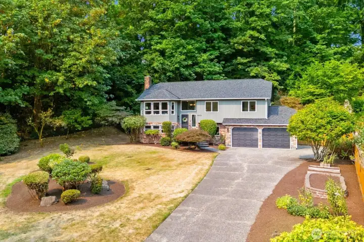 Large, deep driveway makes parking a breeze