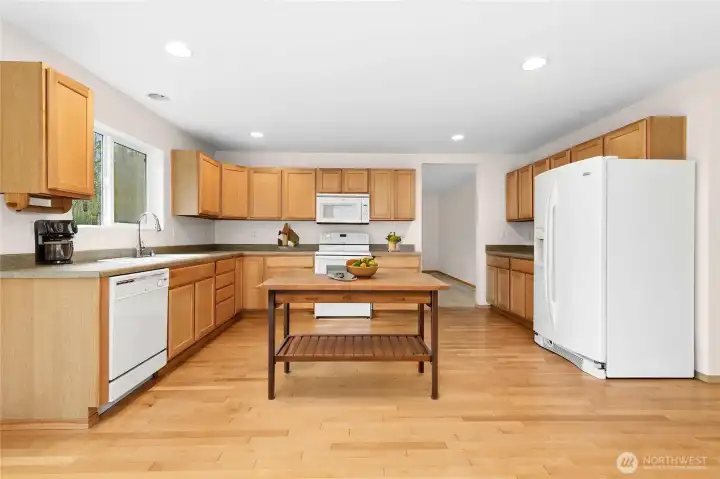 Kitchen, virtually staged table