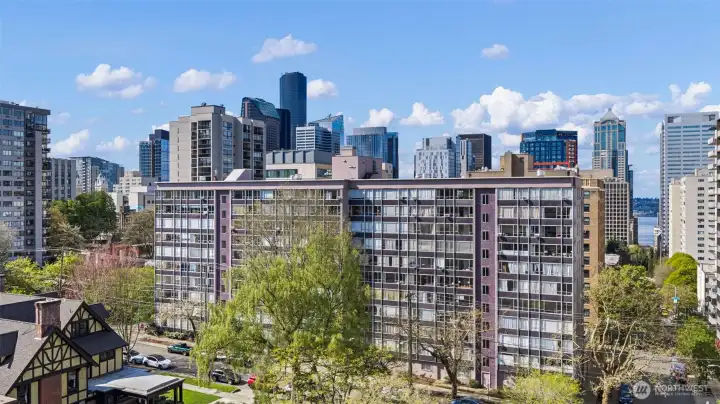 Welcome to Sutton Place, the iconic Mid-Century concrete and steel building, designed by architect Donald N. McDonald, and set among First Hill’s historic homes and tree-lined streets.