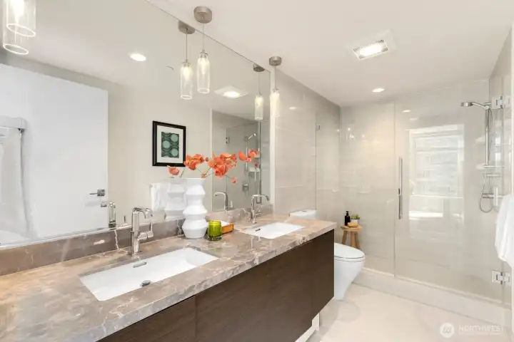 Spacious enusite bath off of the primary