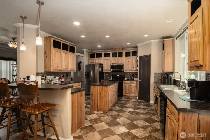Large Kitchen with Island - gas or electric hookups for oven and range