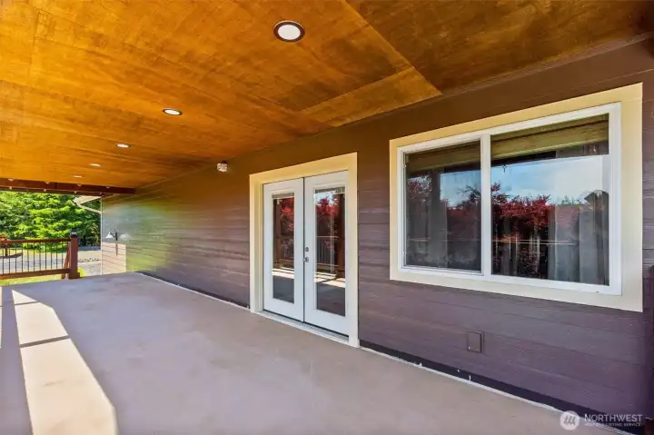 Covered BBQ patio with hot tub
