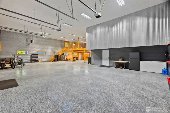 Brightly lite shopspace with thick concrete and decor' epoxied floors