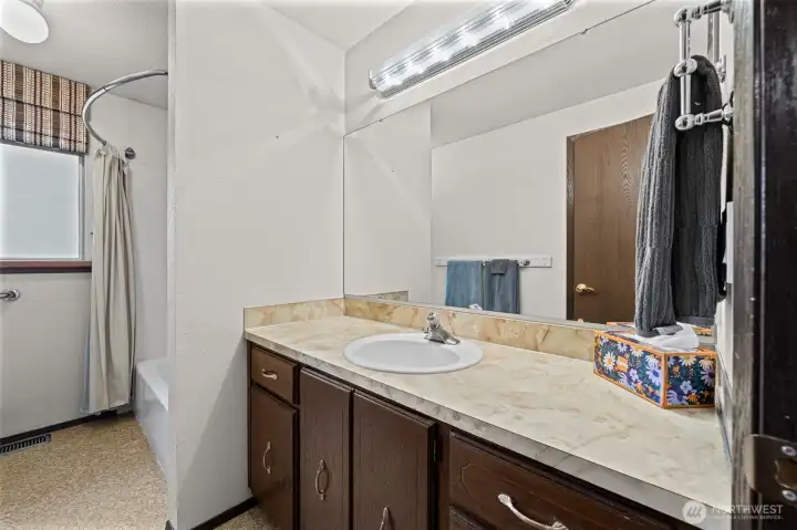Upstairs full bathroom