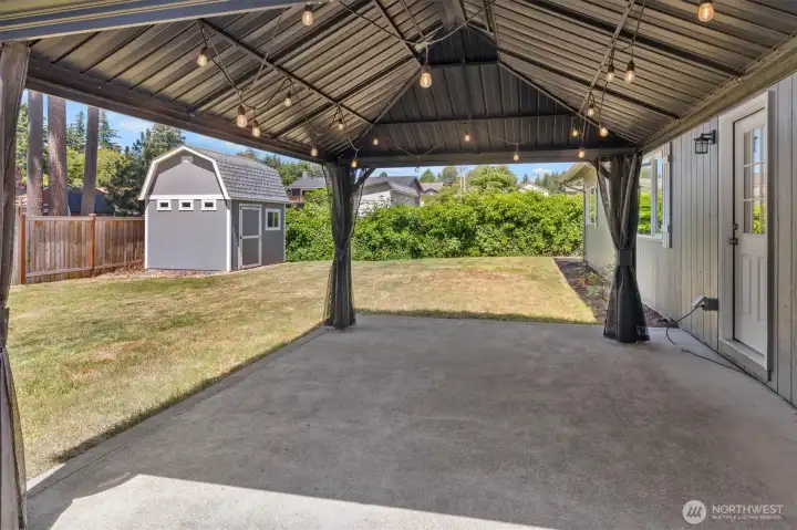 Great patio with pergola & bistro lights!