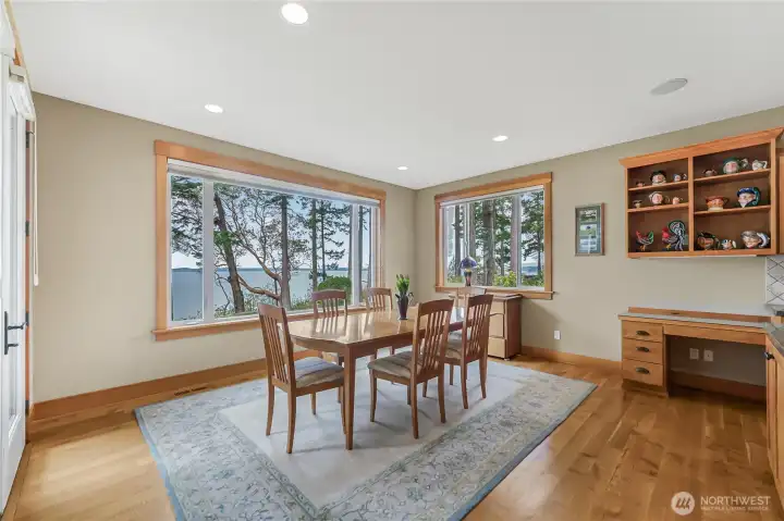 180-degree views in the dining room. 180-degree views in the dining room.