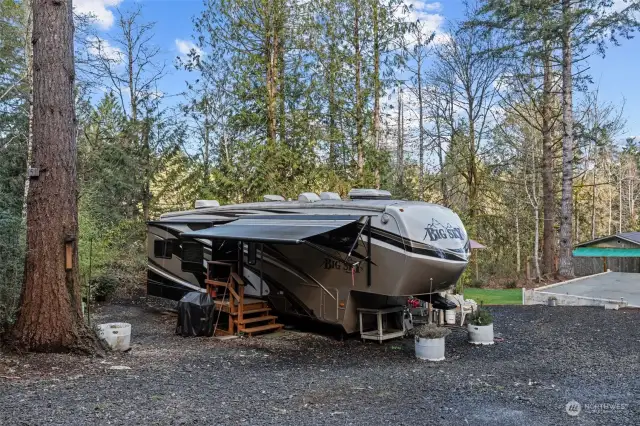 5th Wheel included with sale - live on lot while you build. RV Parking fully connect to utilities!