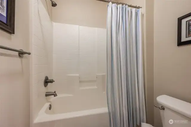 Convenient and easy to maintain shower/tub combo.