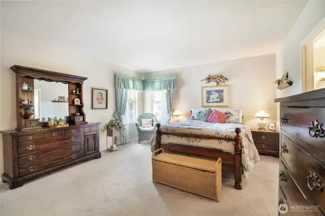 Spacious owners' bedroom with 5-piece bathroom and walk-in closet on the main floor