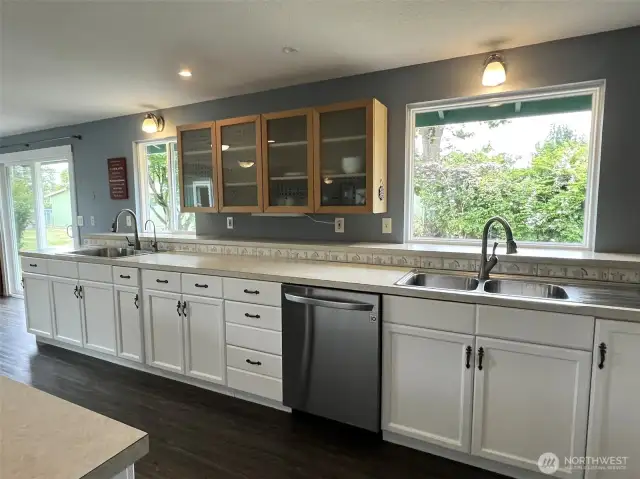 Chefs Kitchen, double sinks and massive island