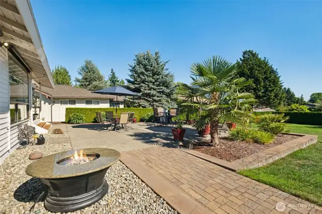 Gorgeous landscaping throughout this neighborhood is one of the key factors to making it FEEL so good in the Meridian Valley Country Club.