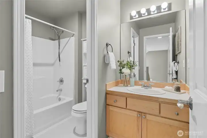 Full bath between the secondary bedrooms upstairs