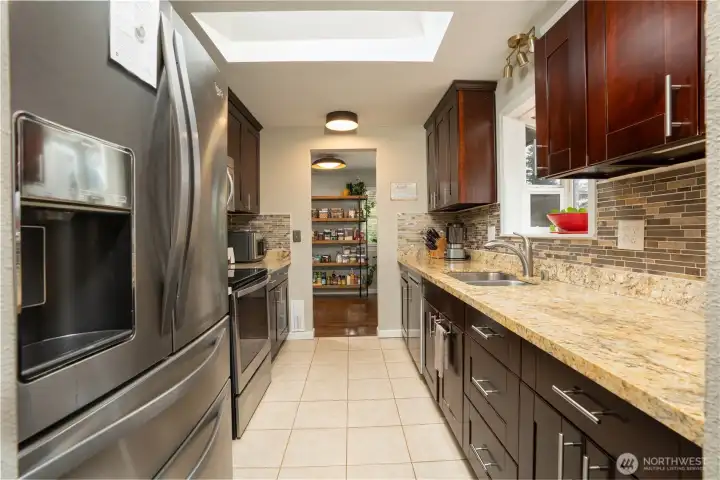 Create your culinary specialties surrounded by granite, glass tile & upscale cabinetry…