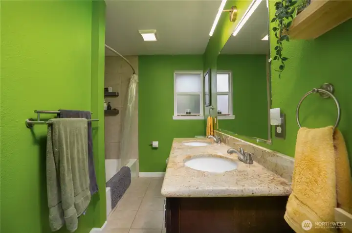 Ahhhh, the well lit green-room full guest bath…