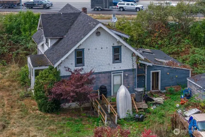 Side entry door to kitchen, off dive way
