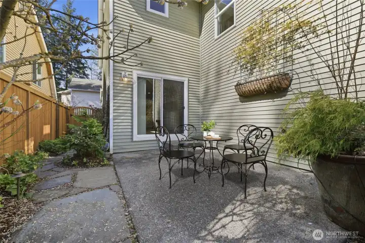 Fully fenced back patio (virtually staged)