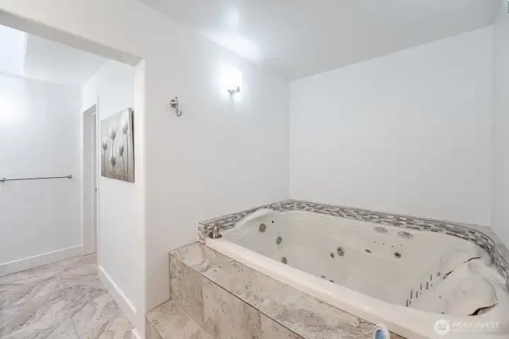 Primary Large jetted tub