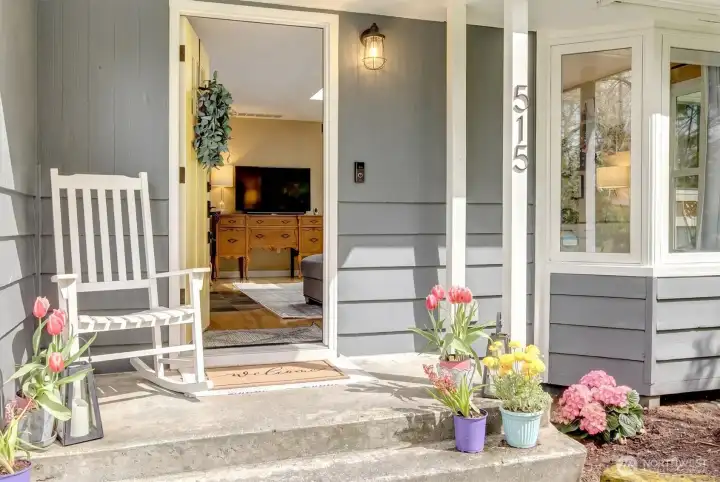 Covered front porch!