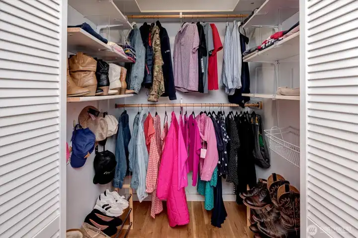 Walk in closet in Primary bedroom!