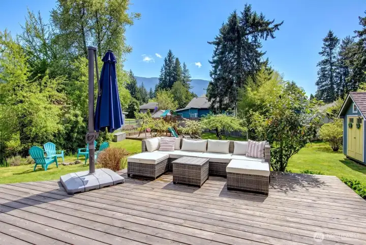 Newer large deck, great for entertaining!