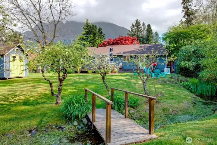 Gorgeous mountain views to enjoy from playset!