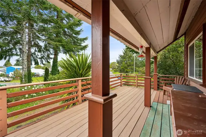 Nice extra large front deck.