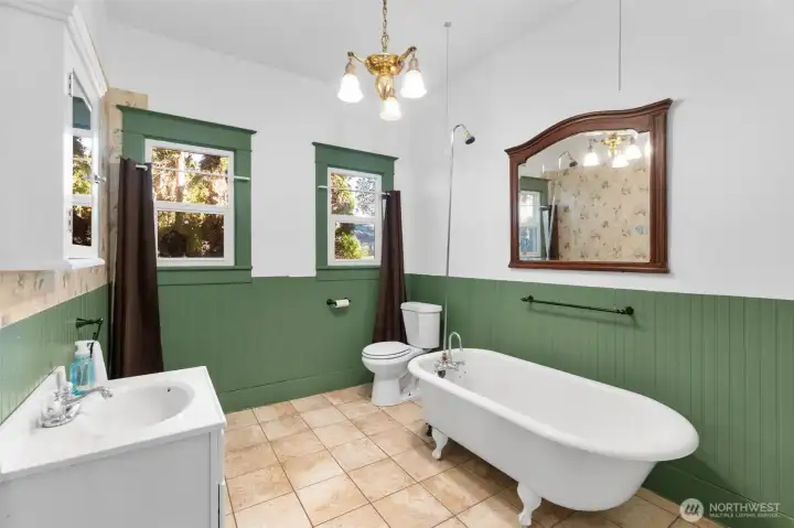 Clawfoot bathtub with shower attachment