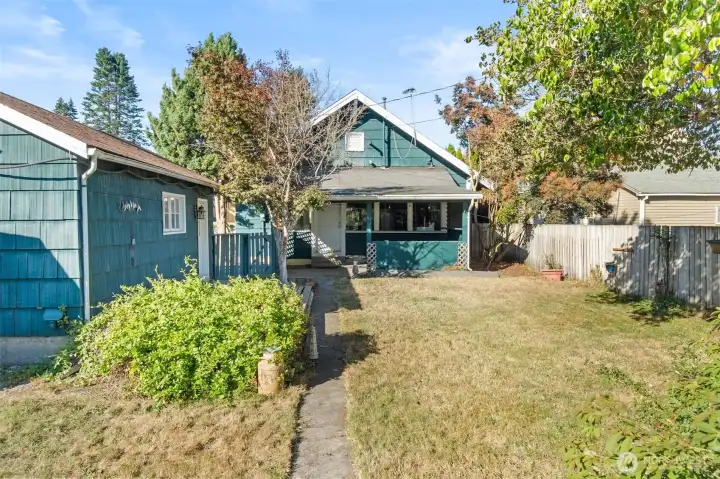 Spacious fully fenced South facing Backyard!