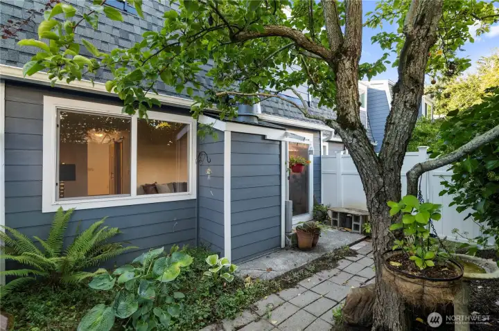 Lovely, landscaped garden to welcome the morning, or end your evening in.