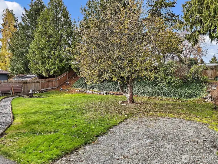 Gorgeous fully fenced over 10,000sq ft yard mature landcaped yard