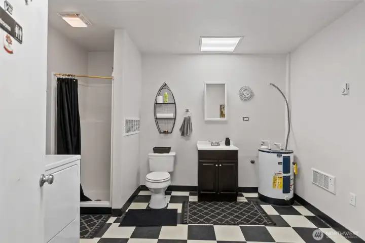 Shop has a full bathroom with sink, toilet, shower, and Washer + Dryer! Shop has a full bathroom with sink, toilet, shower, and Washer + Dryer!