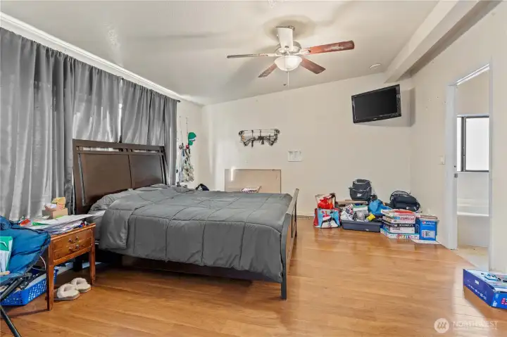 Primary Suite w/Vaulted Ceilings, Ceiling Fan, Walk-in Closet and En-Suite Bath.