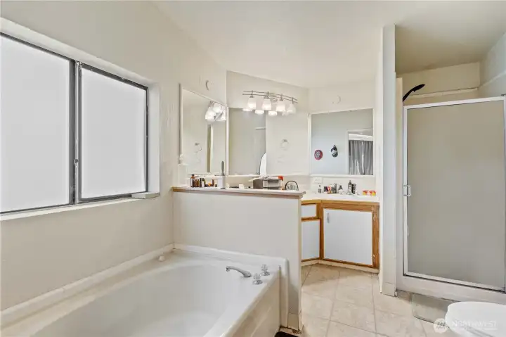 Primary En Suite 5-Piece Bath w/Soaking Tub, Separate Shower, Double Sink Vanity.