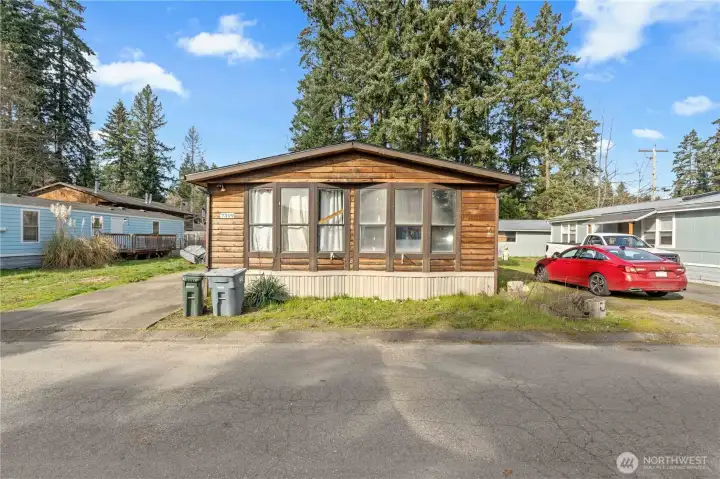 Front Facing w/Dual Bay Windows