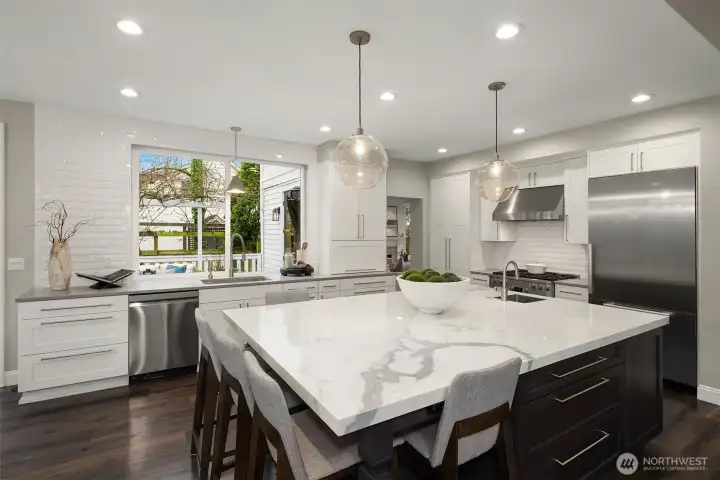 Flows to dining/great