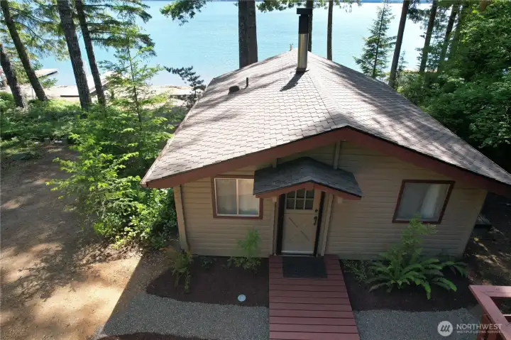 Beautiful landscape and 50-year presidential roofs on both cabins!